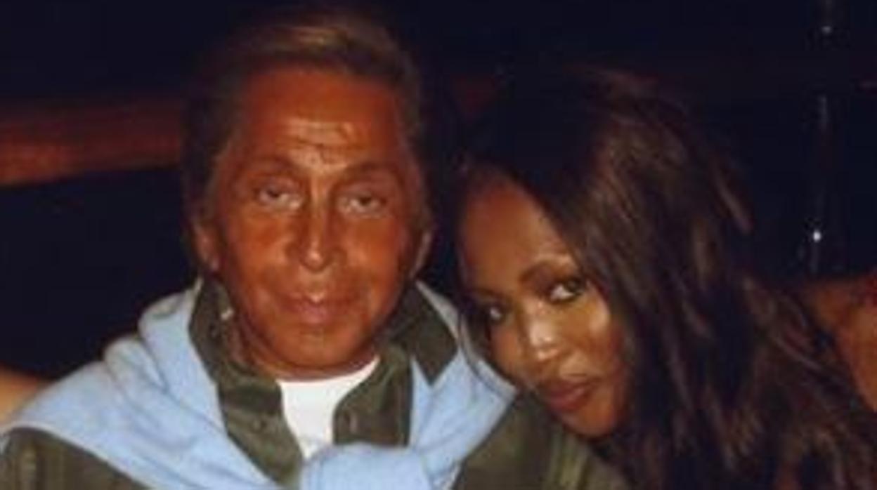 Valentino junto a Tamara Beckwith Veroni y a Naomi Campbell