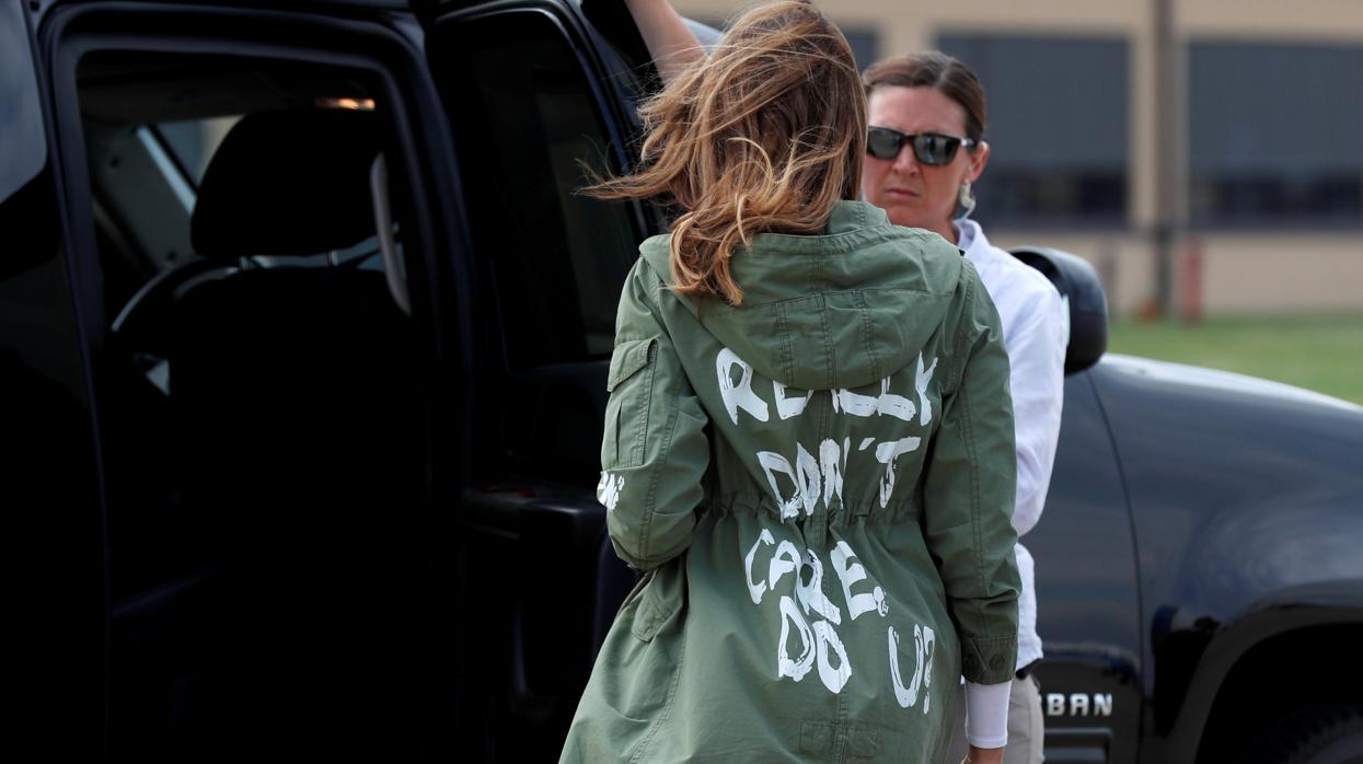 La polémica chaqueta de Melania Trump sale a subasta por casi 900 euros