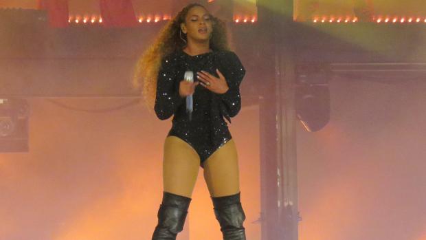 Beyoncé, rescatada del escenario en su último concierto