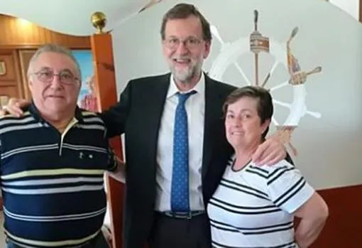 Los propietarios de «Batiste» junto a Mariano Rajoy