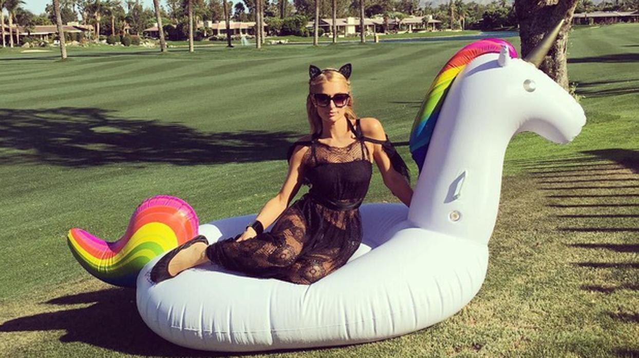 Paris Hilton con un flotador de unicornio