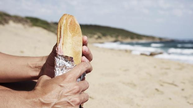 Ocho bocadillos que meter en la mochila para ir a la playa o la piscina