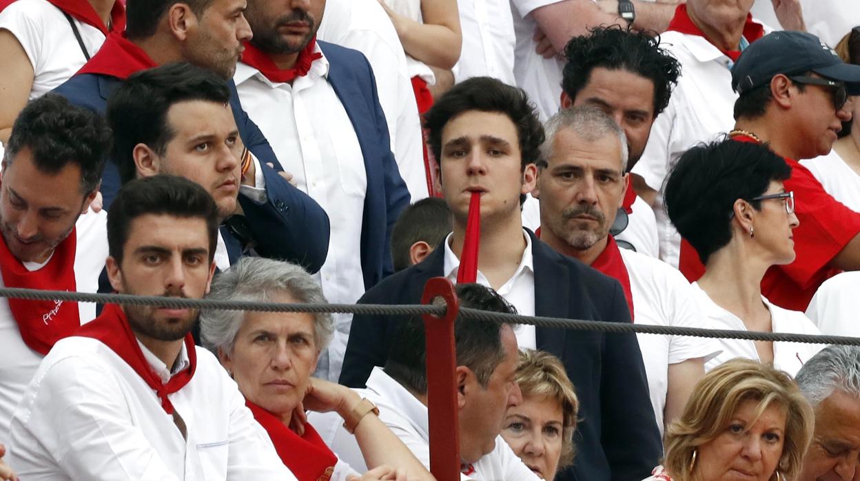 Felipe de Marichalar no pierde detalle de la faena de su amigo Gonzalo Caballero en la plaza de Pamplona