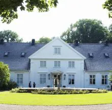 Bygdoy es una zona residencial de Oslo, en la que en 1939 se levantó esta casa a las que los Reyes Harald y Sonia se trasladan cada verano