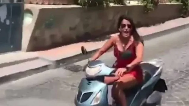 Aída Nízar se empotra con una moto mientras intentaba grabar un vídeo para Instagram