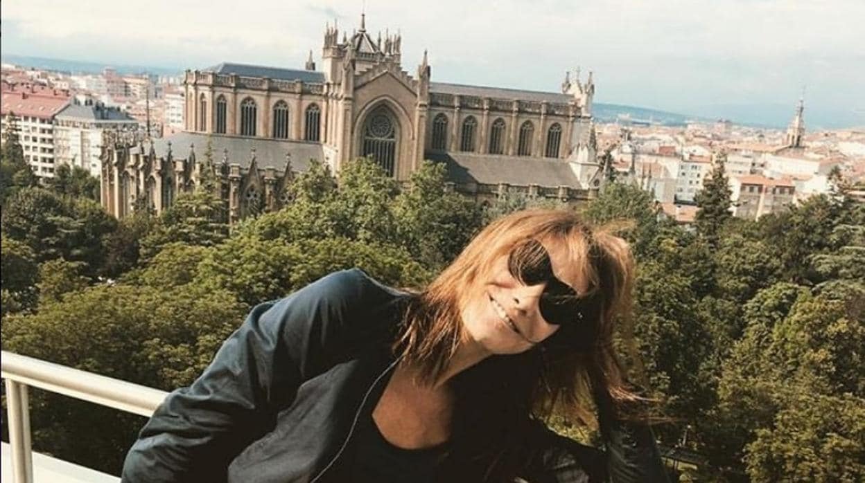 Carla Bruni saludó a Vitoria con una fotografía frente a la Catedral Nueva