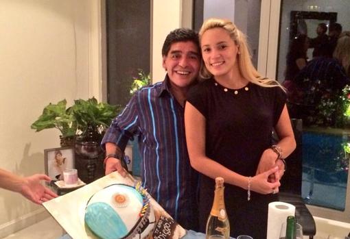 Maradona, cuatro años para elegir el anillo de compromiso de su novia