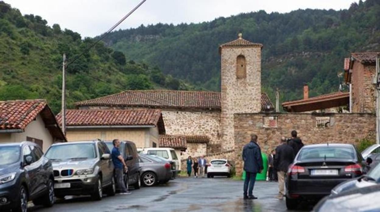 Entrada a Aldeanueva de Cameros, donde hacen guardia los hombres de seguridad de Moncloa