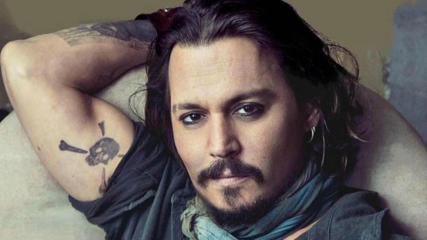 Johnny Depp, objeto de burlas por la ridícula forma de cambiar sus tatuajes dedicados a sus ex