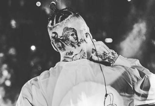 El tatuaje de Chris Brown de 3 estrellas detrás de su oreja