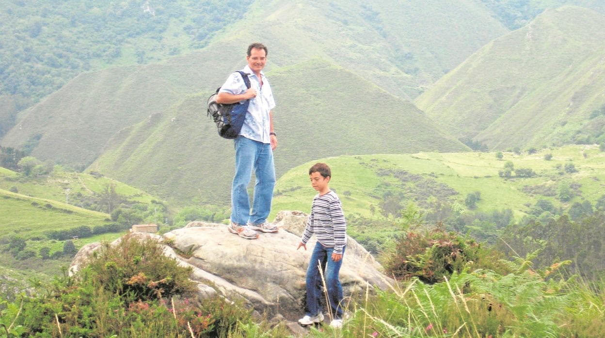 El doctor Ortiz con su hijo Andrés en uno de los vistosos parajes de esta localidad montañesa, ideal para el senderismo