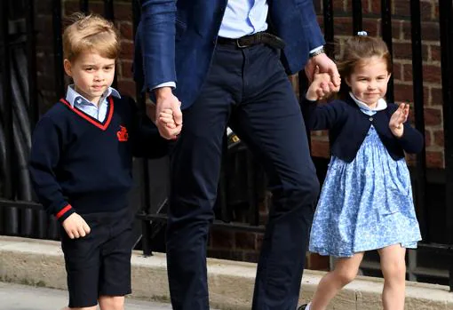 Príncipe Jorge y su hermana Charlotte