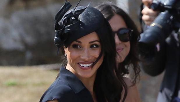 El veraniego «look» de invitada de Meghan Markle para una boda el día de su cumpleaños