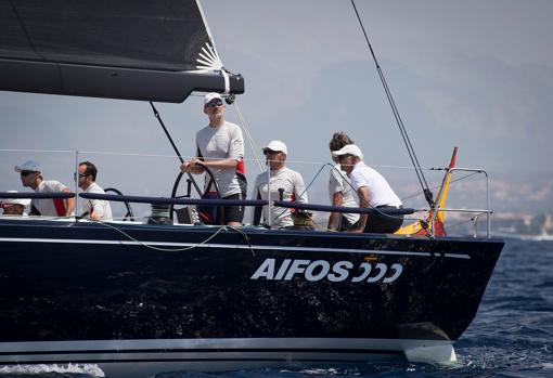 Felipe VI en la caña del Aifos 500 en la categoría Swan 50 en la regata Copa del Rey Mapfre, que se celebra en aguas de la bahia de Palma.