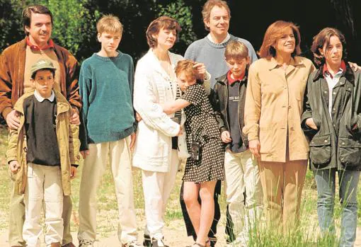 Aznar y Toy Blair con sus familaires entre los pinos de Doñana (abril, 1998)