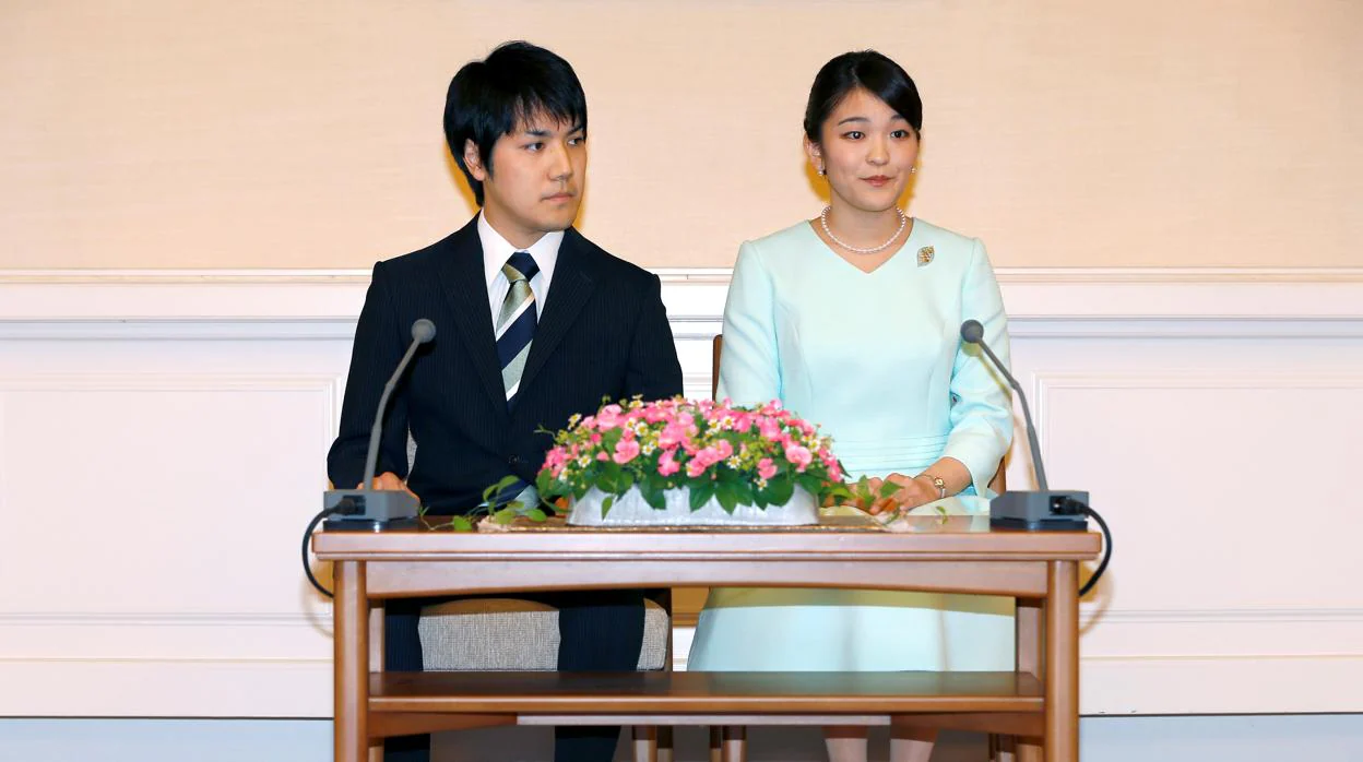 La princesa Mako y Kei Komuro durante la oficialización de su compromiso