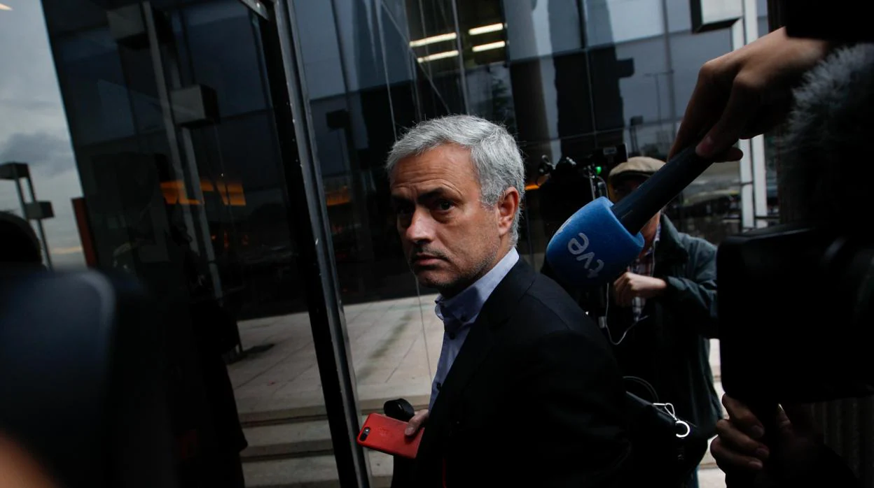Mourinho, de incógnito por las calles de Mánchester