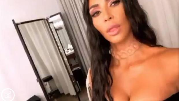 Kim Kardashian impacta a sus seguidores con un collar por dentro de la piel