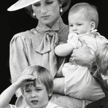 Diana de Gales con sus hijos, Guillermo y Harry de Inglaterra