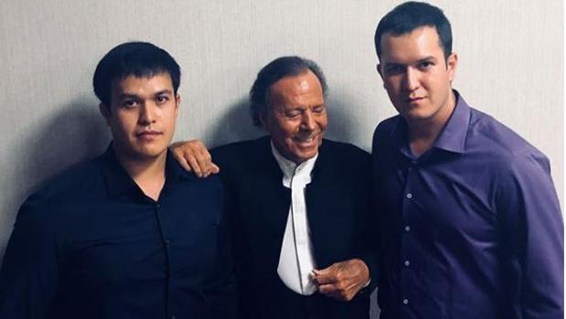 La vuelta de Julio Iglesias: 5.000 personas aclaman al artista en Uzbekistán