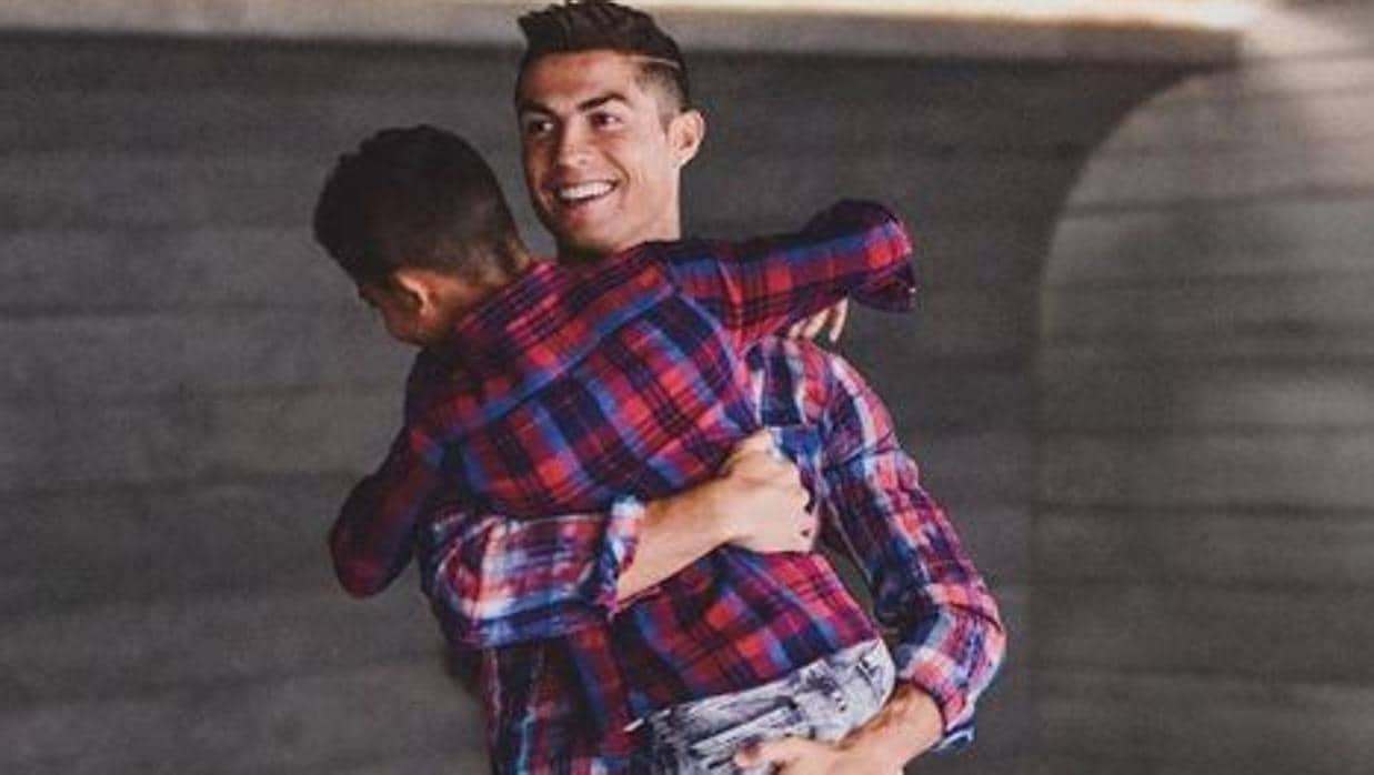 Cristiano Ronaldo, criticado por sus comentarios sobre el futuro de su hijo