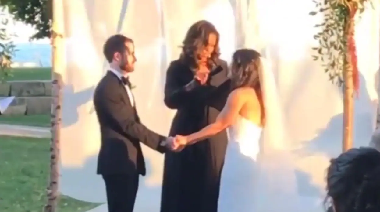 Michelle Obama oficiando la boda de Joel Sircus y Stephanie Rivkin