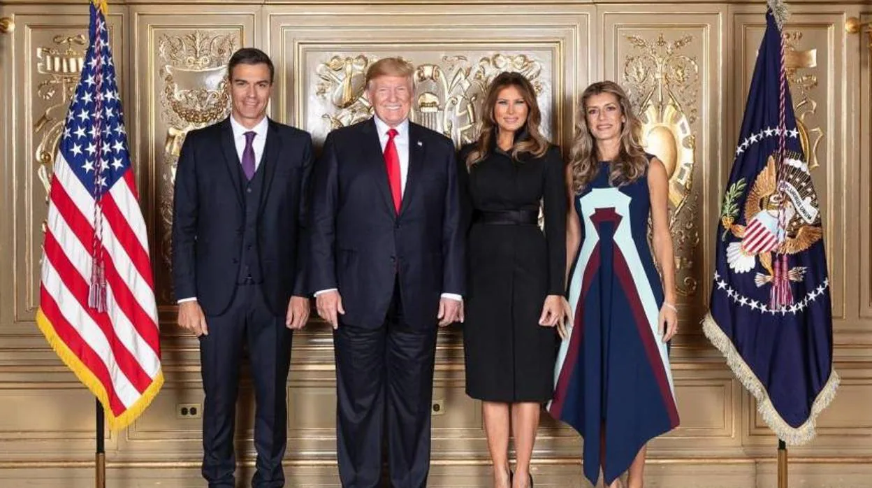 Foto del matrimonio Sánchez junto a los Trump durante su visita a Nueva York