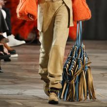 Loewe, brutalismo y oda al bolso