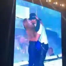 Enrique Iglesias se besa con una fan sobre el escenario