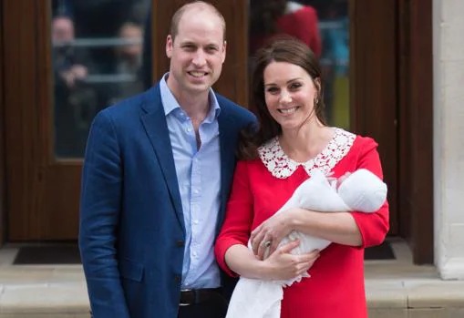 Los duques de Cambridge, 7 horas después del nacimiento de su tercer hijo