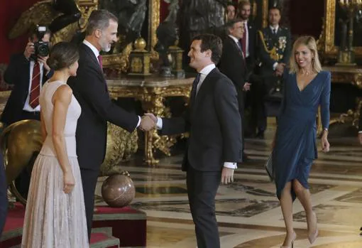 Pablo Casado y su mujer, Isabel Torres saludan a los Reyes