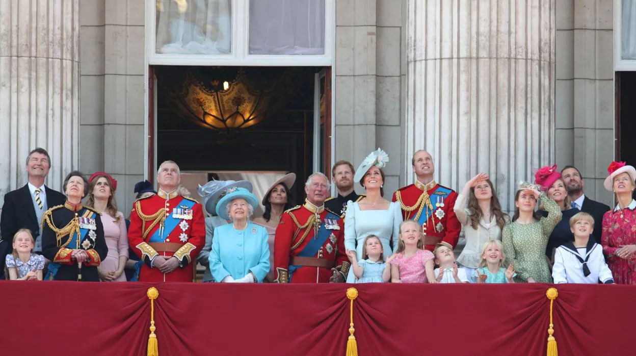 Una reina reptiliana, vientres de alquiler y bodas políticas: los rumores más locos sobre los Windsor