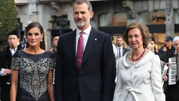 Bordados sobre «azul asturiano»para la Reina Letizia
