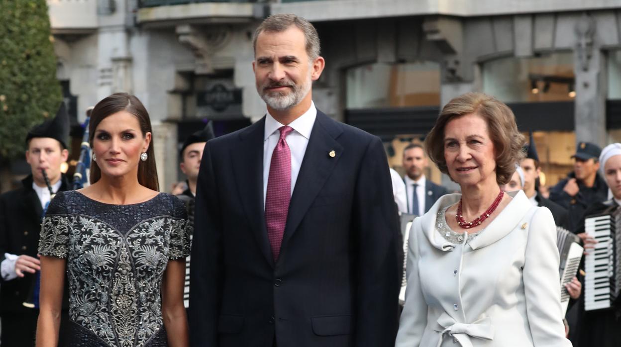 Bordados sobre «azul asturiano»para la Reina Letizia