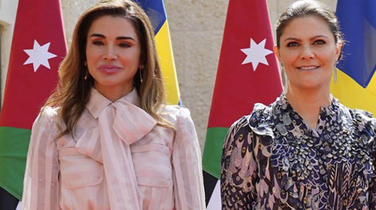 Rania de Jordania junto a Victoria de Suecia