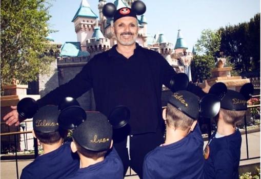 Miguel Bosé junto a los cuatro niños en Disneyworld