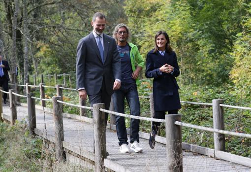 Doña Letizia, con look masculino para visitar el Pueblo Ejemplar