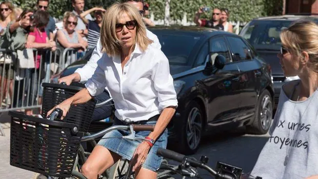 Brigitte Macron renuncia a la minifalda