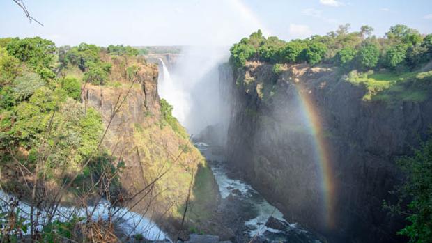 Cataratas Victoria: un espectáculo natural, un hotel, un restaurant