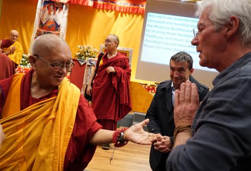 Richard Gere reza en Madrid con su maestro budista