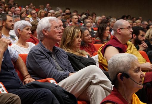 Richard Gere reza en Madrid con su maestro budista