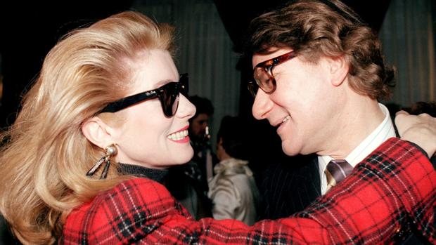 Catherine Deneuve corta el hilo con YSL