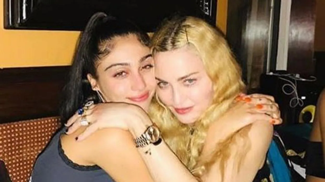 Lourdes León abraza a su madre Madonna