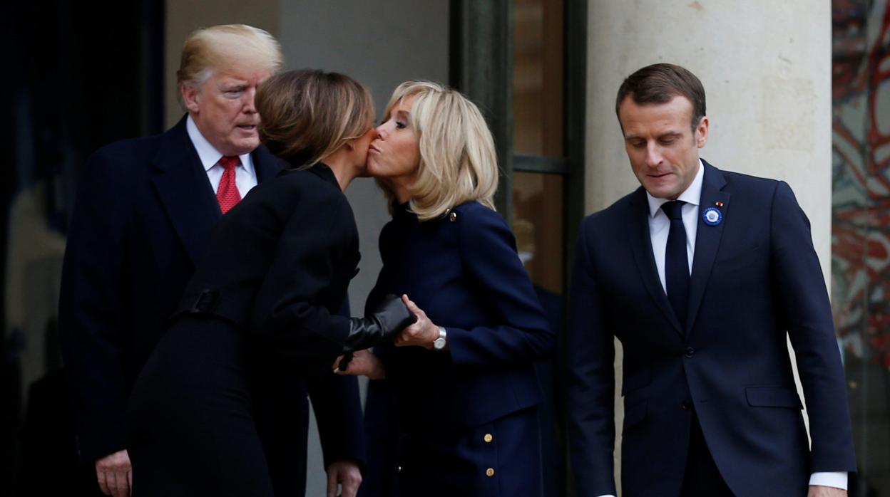 Melania y Brigitte se saludan en presencia de Donald Trump y Emmanuel Macron