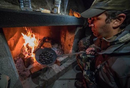 El hijo del presidente de EE.UU. al calor del hogar y a la espera de unas castañas asadas