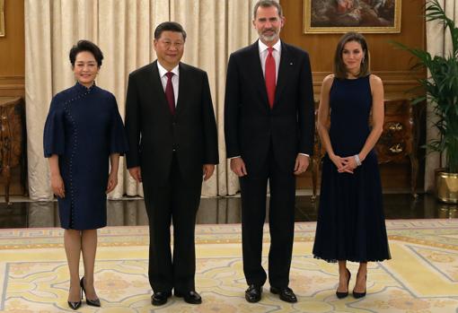 La Reina Letizia y Peng Liyuan, dos damas de azul en Zarzuela