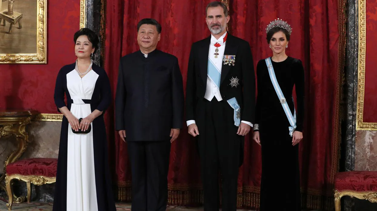 Doña Letizia estrena tiara y repite uno de sus looks más aplaudidos en la cena de gala para Xi Jinping