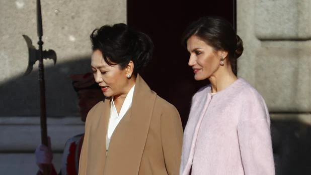 La Reina Letizia, de rosa en el segundo duelo de estilo con la esposa del presidente chino