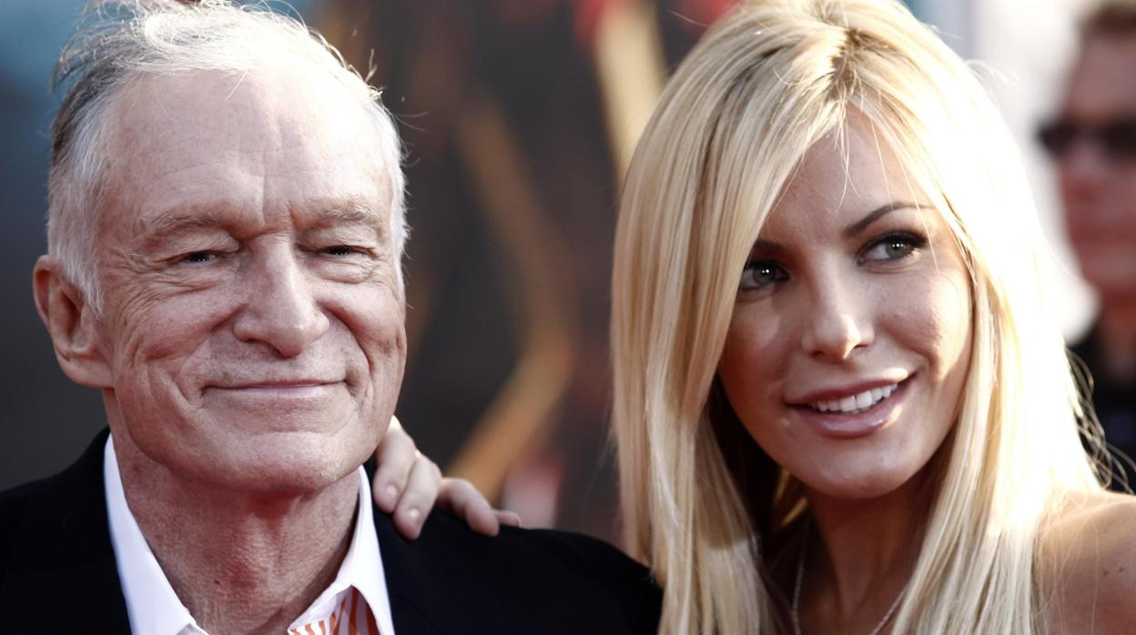 Hugh Hefner junto a su mujer