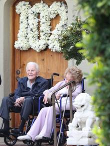 Kirk Douglas junto a su mujer